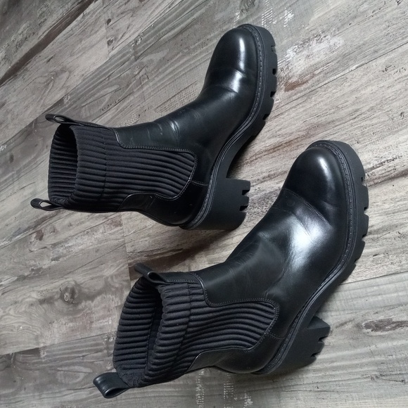 ZARA Women's Chelsea Boots Lether Elastic Detail Track Soles Sack Boot Sz 6.5 - Picture 2 of 16